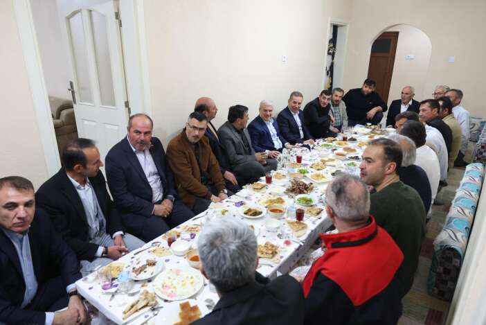 konya-valisi-ibrahim-akin-orucunu-ciftcilerle-birlikte-acti