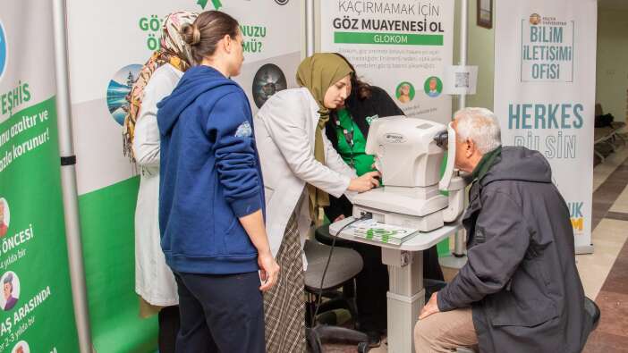 selcuk-tipta-kurulan-stantta-goz-tansiyonu-olcumu-basladi