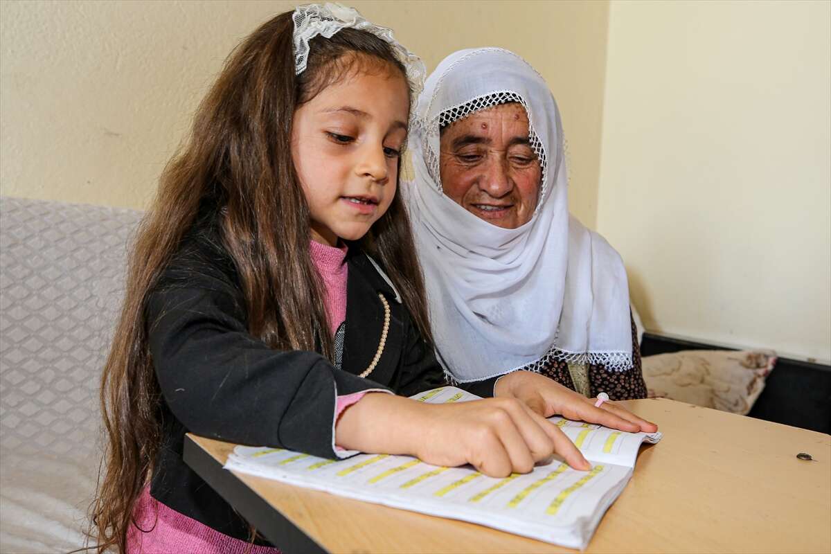 torunu-ogretmeni-oldu-70-yasinda-okuma-yazma-ogreniyor