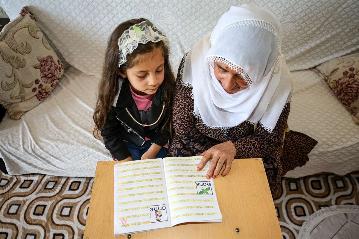 torunu-ogretmeni-oldu-70-yasinda-okuma-yazma-ogreniyor