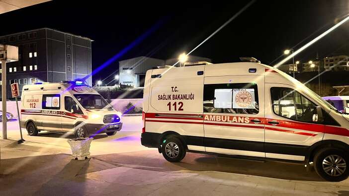 yolun-karsisina-gecmeye-calisan-kadina-araba-carpti