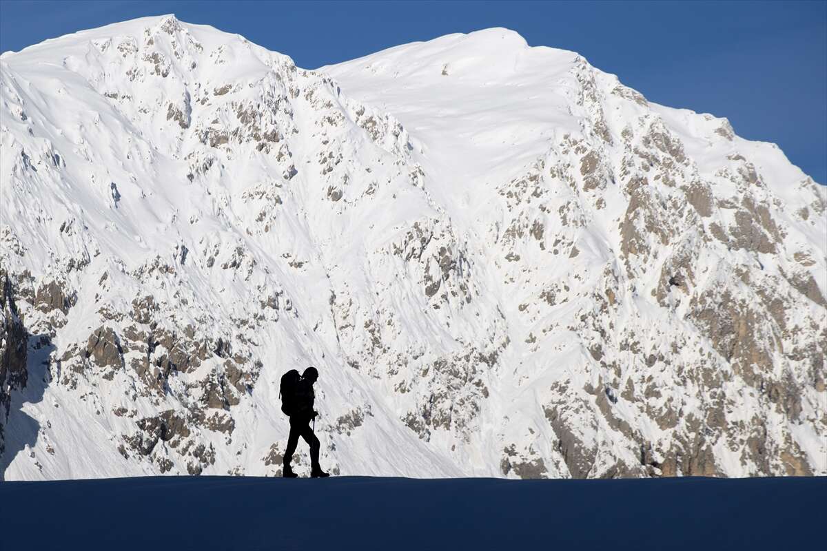 3-metrelik-kari-asan-dagcilar-zirvede-essiz-manzarayla-bulustu