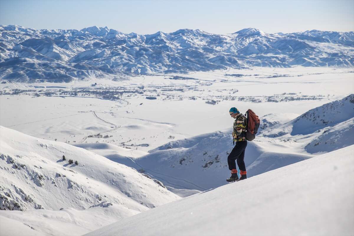3-metrelik-kari-asan-dagcilar-zirvede-essiz-manzarayla-bulustu