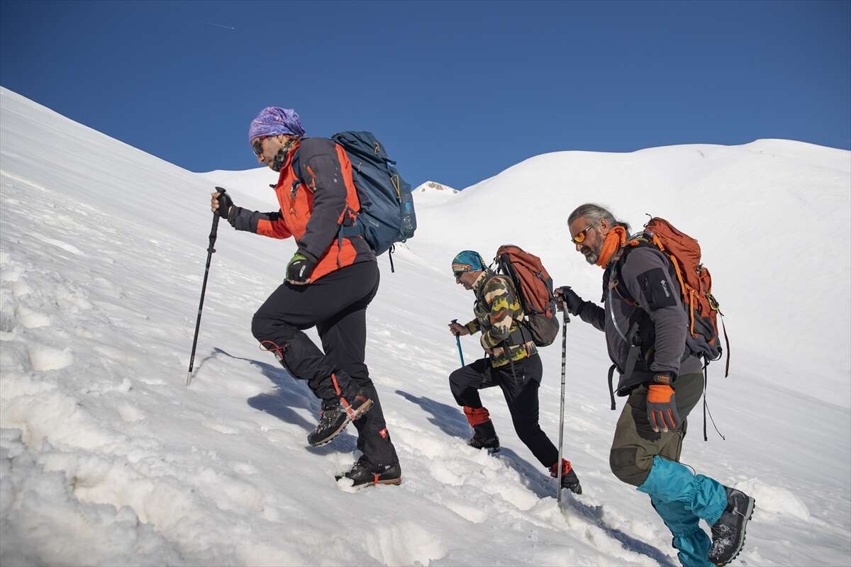 3-metrelik-kari-asan-dagcilar-zirvede-essiz-manzarayla-bulustu