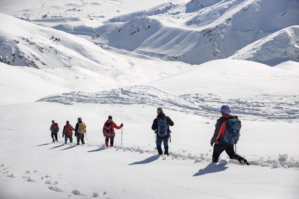 3-metrelik-kari-asan-dagcilar-zirvede-essiz-manzarayla-bulustu