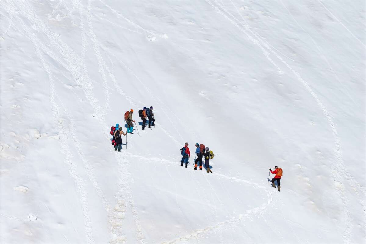 3-metrelik-kari-asan-dagcilar-zirvede-essiz-manzarayla-bulustu