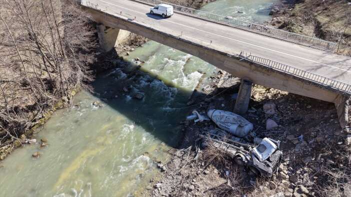 beton-mikseri-kopruden-dustu-surucunun-durumu-agir