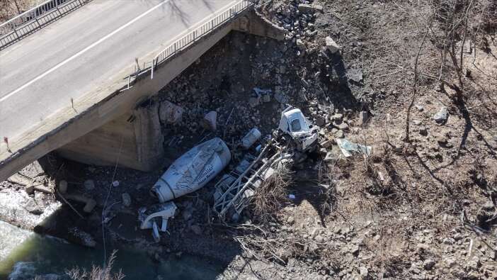 beton-mikseri-kopruden-dustu-surucunun-durumu-agir