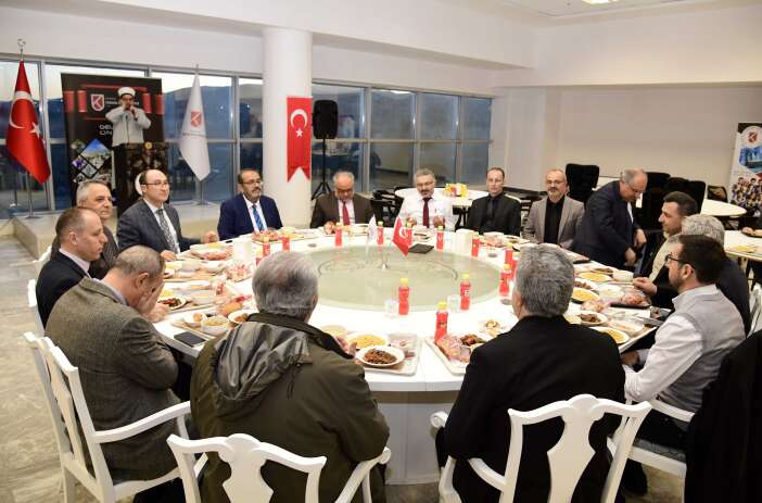 konya-teknik-universitesi-mezunlari-iftarda-bulustu