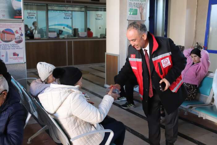 konyada-iftar-saatinde-yolda-olanlara-yiyecek-dagitildi