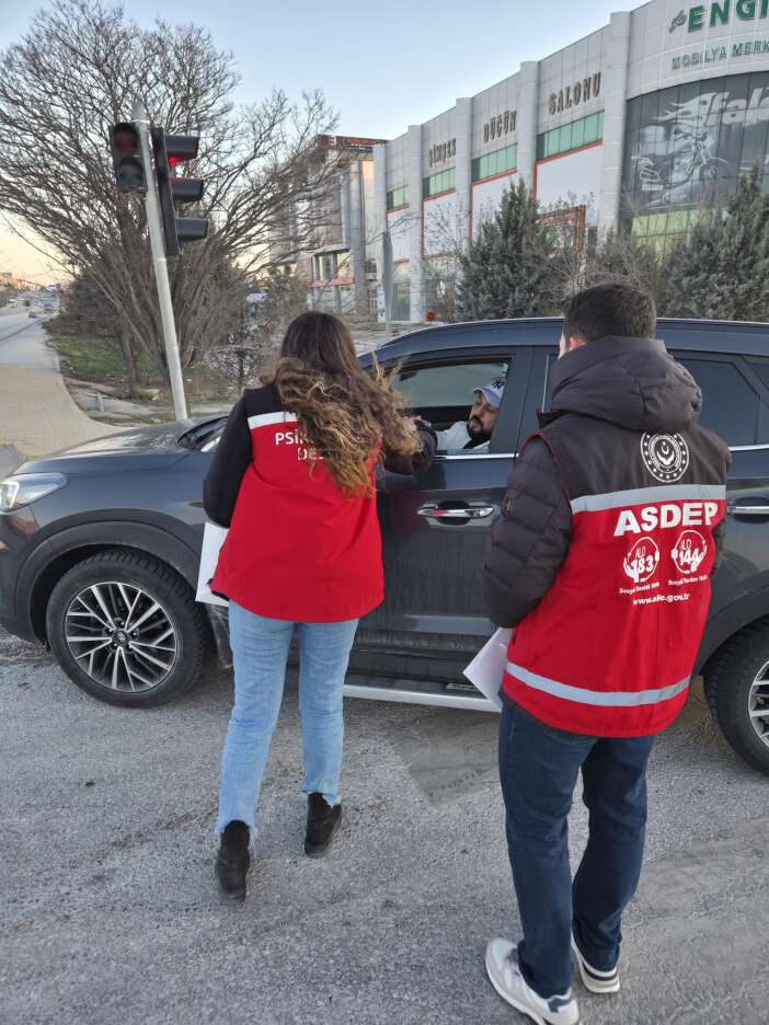 konyada-iftar-saatinde-yolda-olanlara-yiyecek-dagitildi