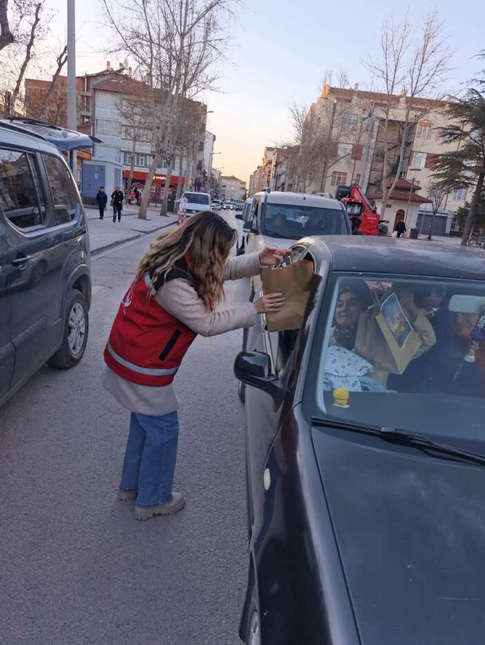konyada-iftar-saatinde-yolda-olanlara-yiyecek-dagitildi