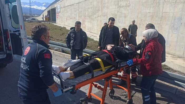 konyada-otomobil-alt-gecitte-takla-atti-4-yarali-var