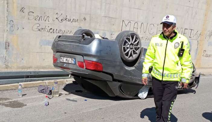 konyada-otomobil-alt-gecitte-takla-atti-4-yarali-var