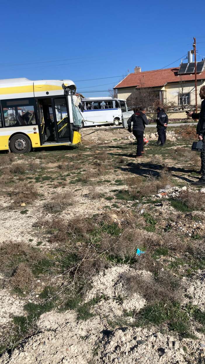 konyada-belediye-otobusu-ogrenci-servisiyle-carpisti