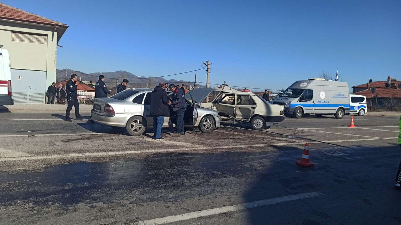 konyada-korkutan-kaza-iki-arac-carpisti-2-yarali-var