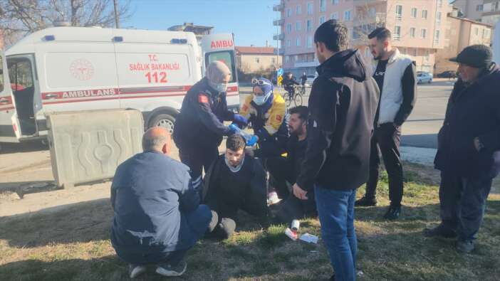 konyada-pikap-ile-carpisan-okul-servisi-duvara-vurdu-2-yarali-var