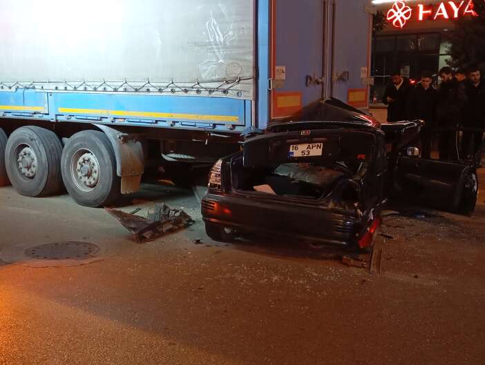 otomobil-tirin-altina-girdi-23-yasindaki-surucunun-durumu-agir