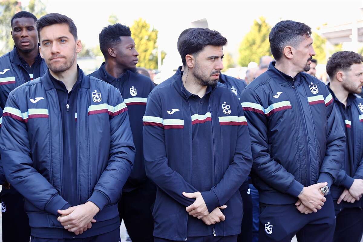 trabzonsporun-vefat-eden-yardimci-antrenoru-orhan-kaynak-topraga-verildi