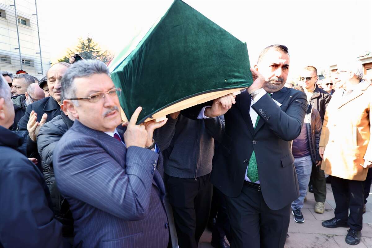 trabzonsporun-vefat-eden-yardimci-antrenoru-orhan-kaynak-topraga-verildi