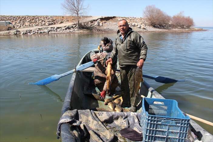 bereket-fiskiriyor-konyadaki-bu-golde-gunluk-balik-avi-1-tona-cikti