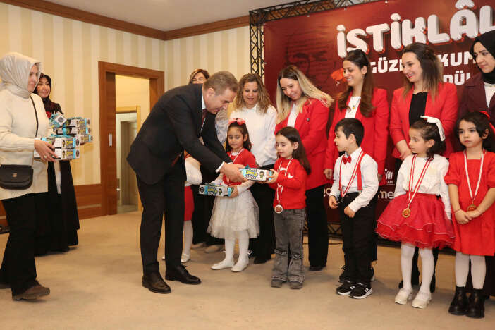 konyali-minikler-istiklal-marsini-guzel-okumak-icin-yaristi