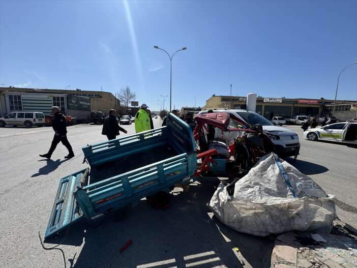 uc-tekerlekli-ile-hafif-ticari-arac-carpisti-1-agir-yarali