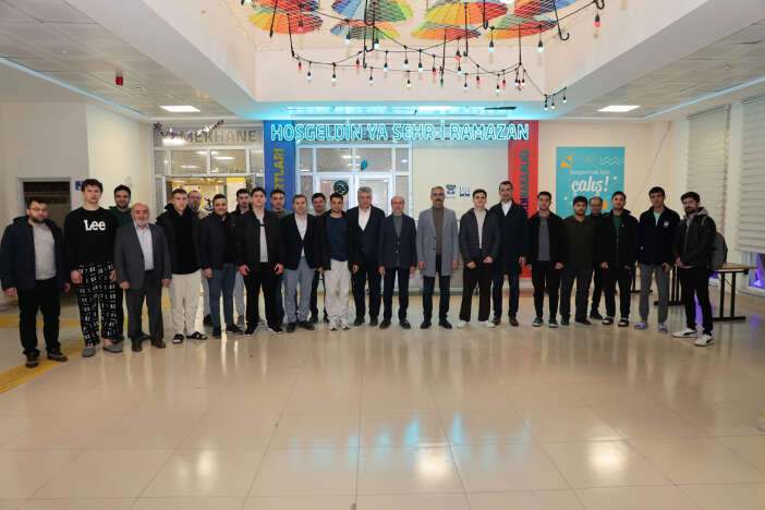 baskan-pekyatirmaci-konyada-yurtta-kalan-ogrencilerle-sahur-yapti