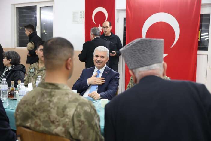 konya-valisi-akin-askerler-sehit-aileleri-ve-gazilerle-iftar-yapti