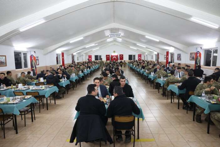 konya-valisi-akin-askerler-sehit-aileleri-ve-gazilerle-iftar-yapti