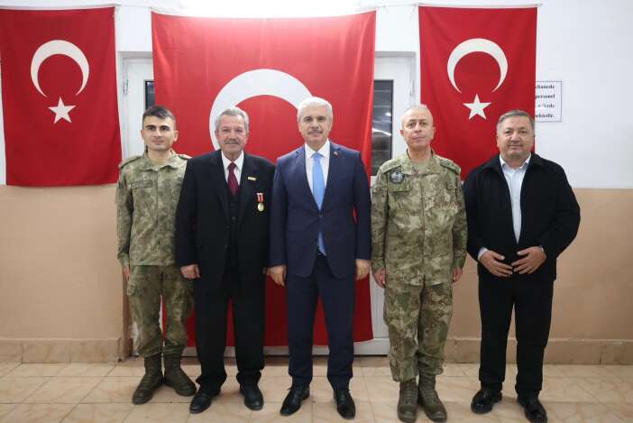 konya-valisi-akin-askerler-sehit-aileleri-ve-gazilerle-iftar-yapti