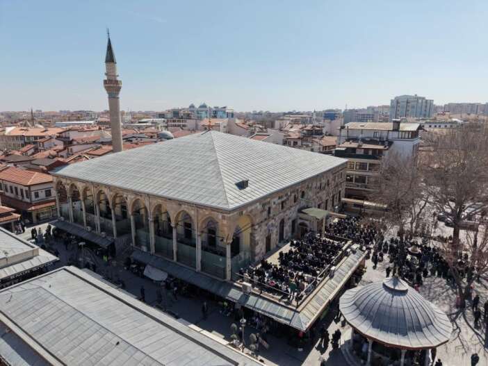 konyada-ramazan-ayinin-son-cuma-namazinda-camiler-doldu