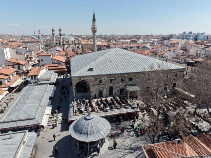 konyada-ramazan-ayinin-son-cuma-namazinda-camiler-doldu