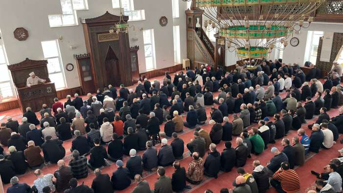 konyada-ramazan-ayinin-son-cuma-namazinda-camiler-doldu