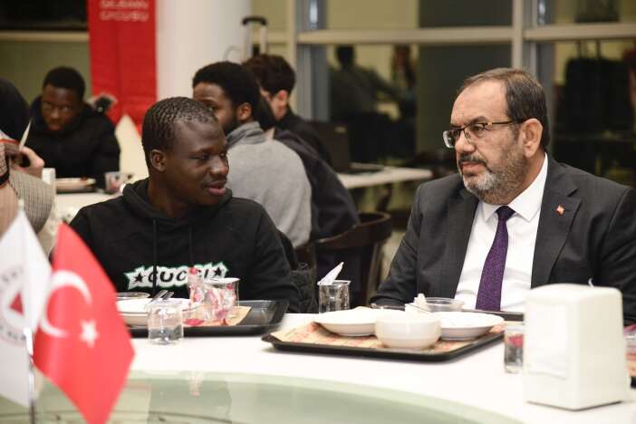 konyadaki-yabanci-ogrenciler-iftar-sofrasinda-bir-araya-geldi