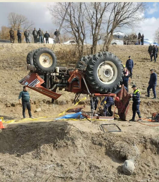 traktorun-altinda-kalan-87-yasindaki-ciftci-oldu