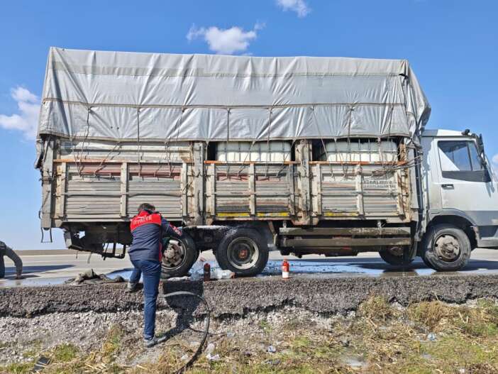 konya-yolunda-kamyonda-yangin-cikti-surucunun-dikkati-araci-kurtardi