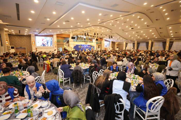 meramin-dosdlari-iftarda-guldu