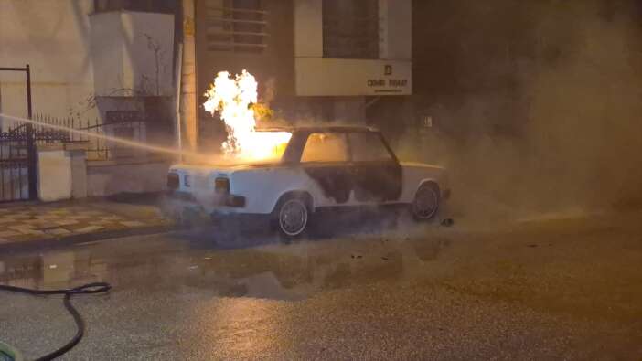 otomobil-park-halindeyken-alevler-icinde-kaldi