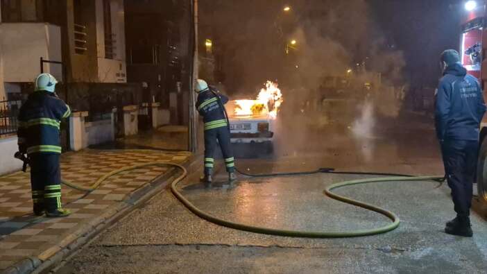 otomobil-park-halindeyken-alevler-icinde-kaldi