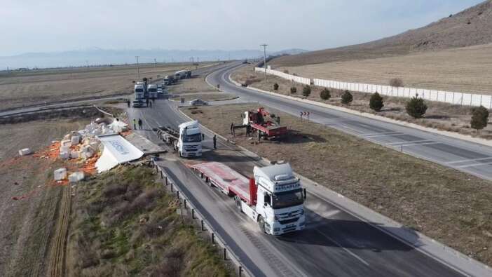 tir-devrildi-27-ton-havuc-yola-sacildi-ve-ziyan-oldu