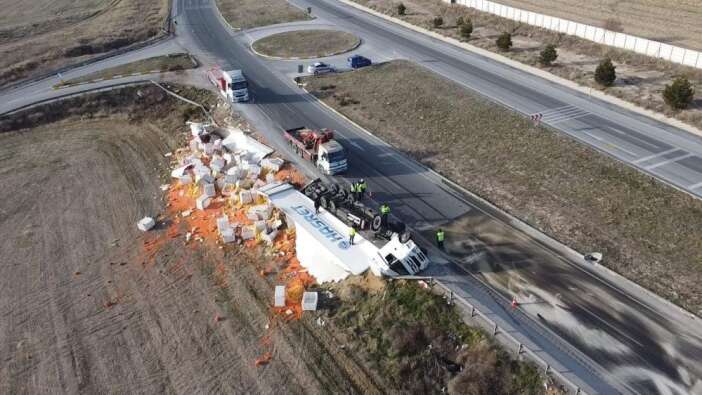 tir-devrildi-27-ton-havuc-yola-sacildi-ve-ziyan-oldu