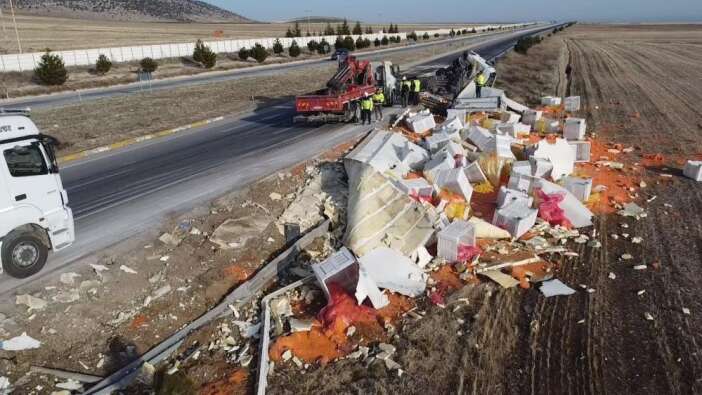 tir-devrildi-27-ton-havuc-yola-sacildi-ve-ziyan-oldu