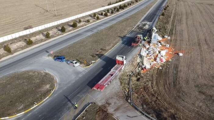 tir-devrildi-27-ton-havuc-yola-sacildi-ve-ziyan-oldu