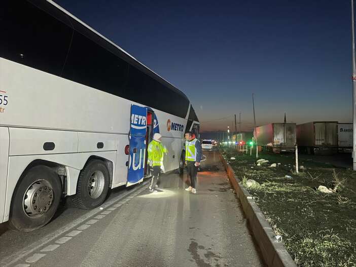 yolcu-otobusu-tir-ile-carpisti-cok-sayida-yarali-var