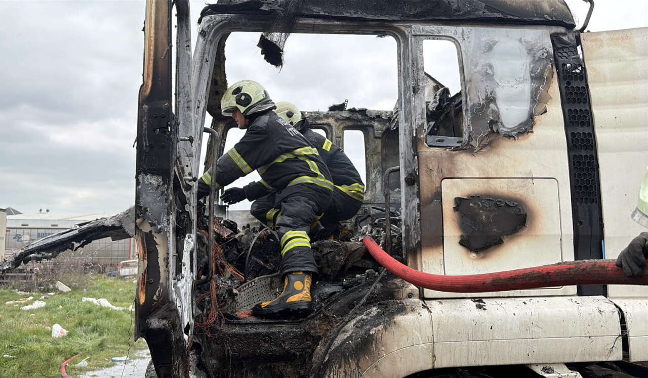 konya-plakali-tirda-yangin-sofor-icindeyken-alev-aldi