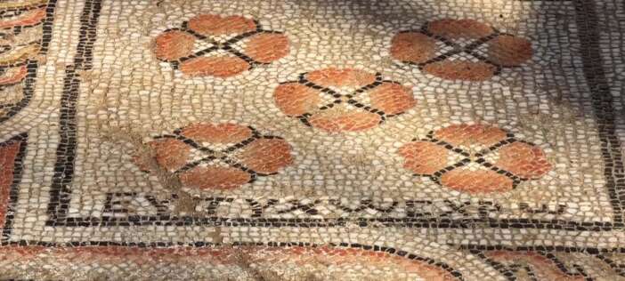 3-bin-yillik-antik-kentteki-mozaikte-kamyon-arkasi-gibi-yazi-cikti