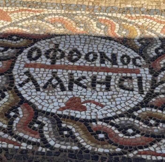 3-bin-yillik-antik-kentteki-mozaikte-kamyon-arkasi-gibi-yazi-cikti