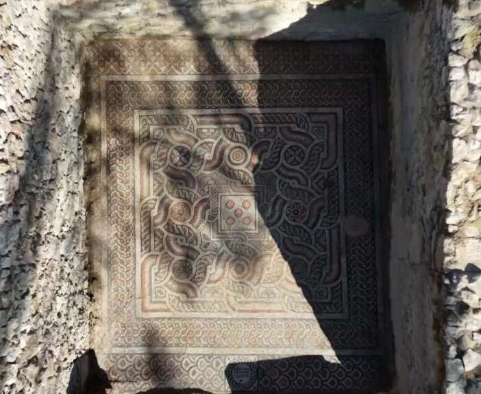 3-bin-yillik-antik-kentteki-mozaikte-kamyon-arkasi-gibi-yazi-cikti