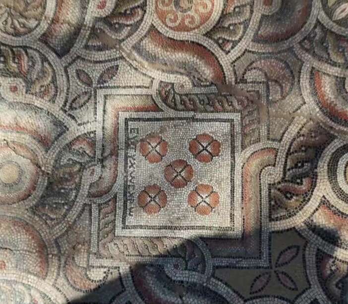 3-bin-yillik-antik-kentteki-mozaikte-kamyon-arkasi-gibi-yazi-cikti